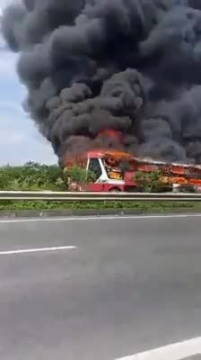 Xe khách giường nằm cháy rụi trên cao tốc Hà Nội - Lào Cai