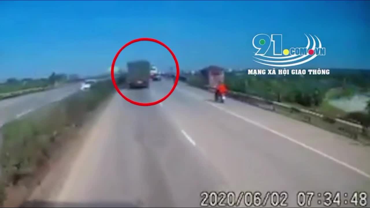 Clip: Bị xe tải đâm xoay 180 độ, ô tô lao lên dải phân cách khiến nữ tài xế một phen hú vía