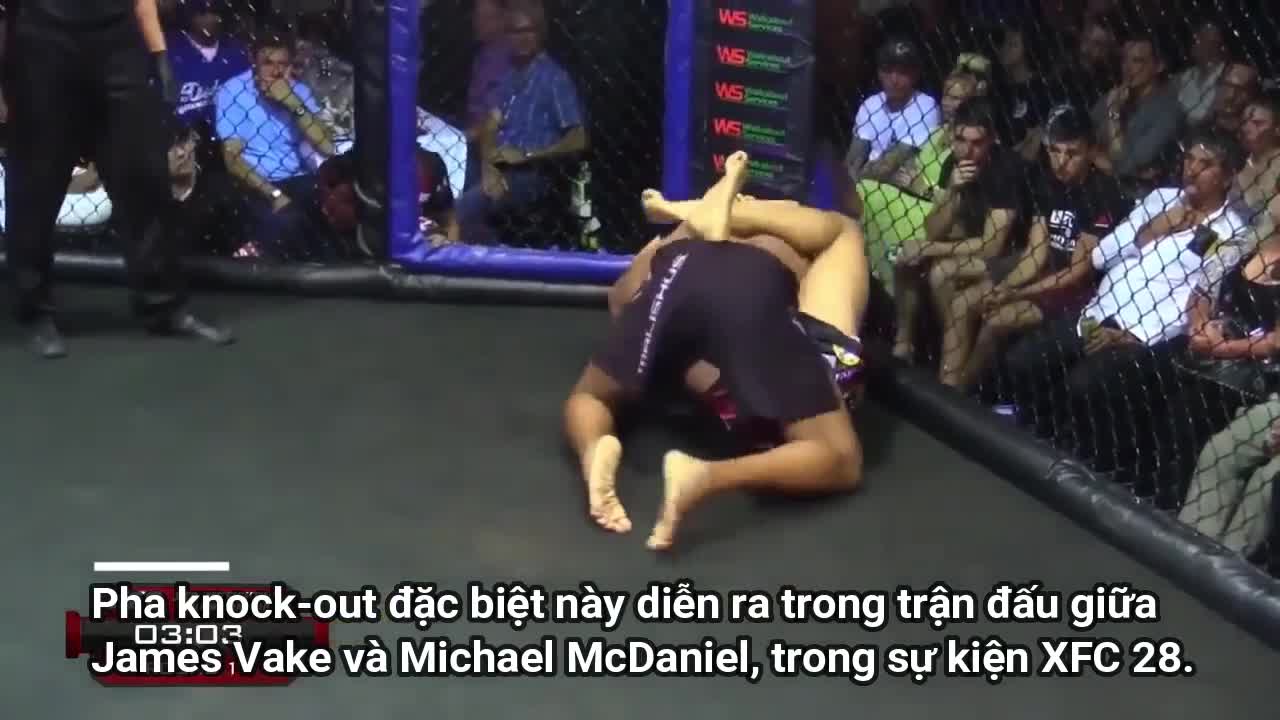 Clip: Dính đòn khóa cổ kỳ lạ, võ sĩ MMA đột nhiên đổ gục trên sàn đấu