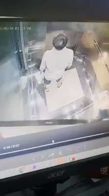 Người đàn ông vô cớ đánh bé trai trong thang máy khiến dân mạng phẫn nộ