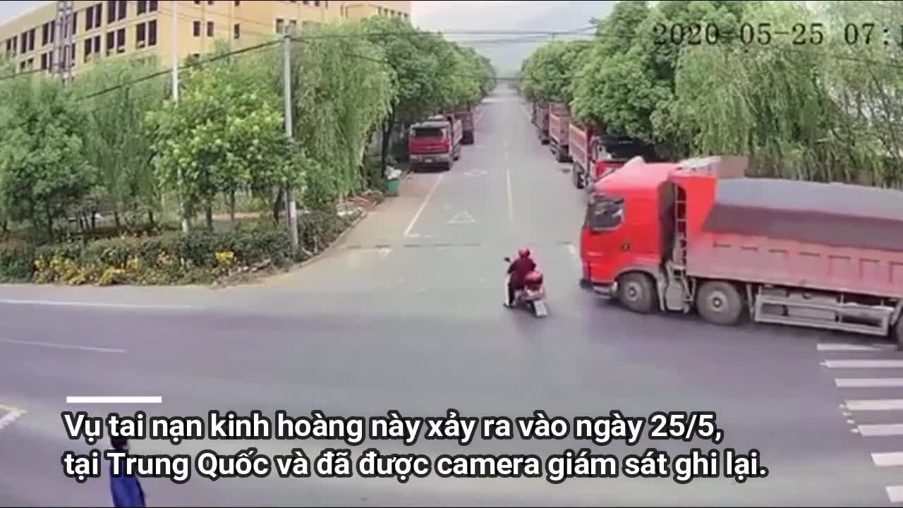 Clip: Kinh hoàng cảnh xe tải lật nghiêng, suýt đè trúng người phụ nữ sang đường ẩu