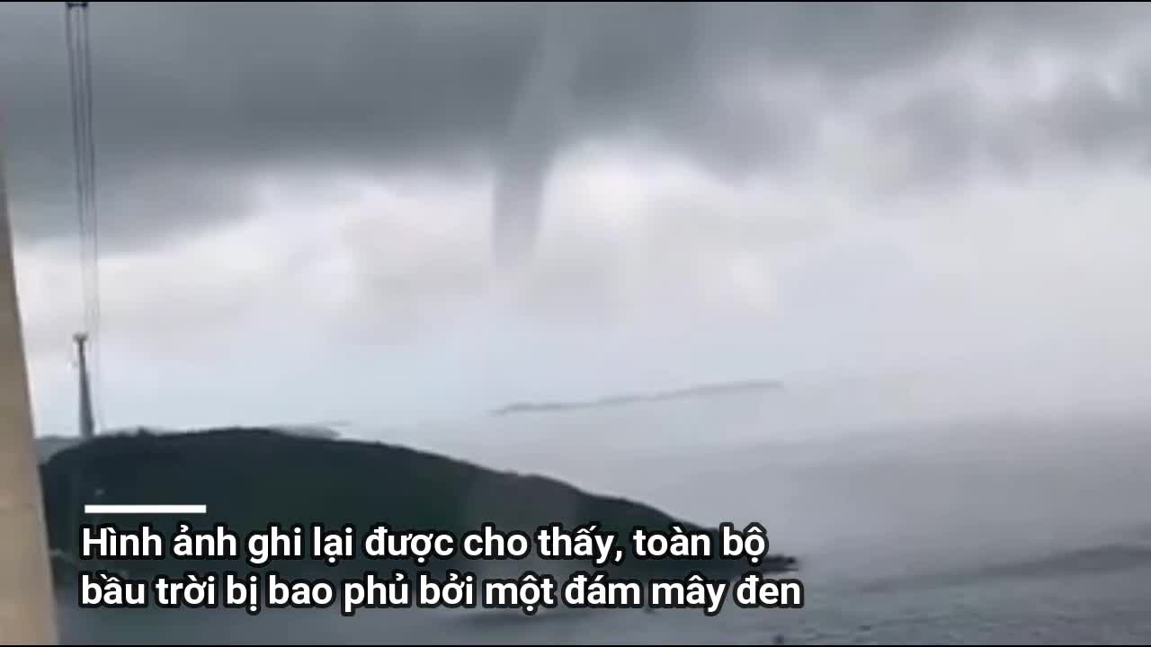 Clip: Xuất hiện vòi rồng cao hàng trăm mét trên biển Phú Quốc