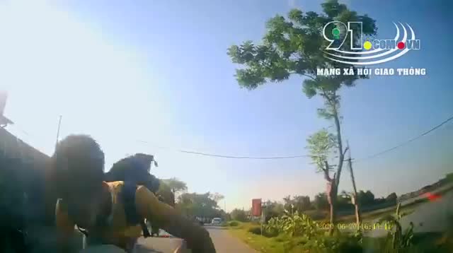 Clip: Học sinh đi xe đạp điện chạy lấn làn, tông trực diện vào đầu ô tô