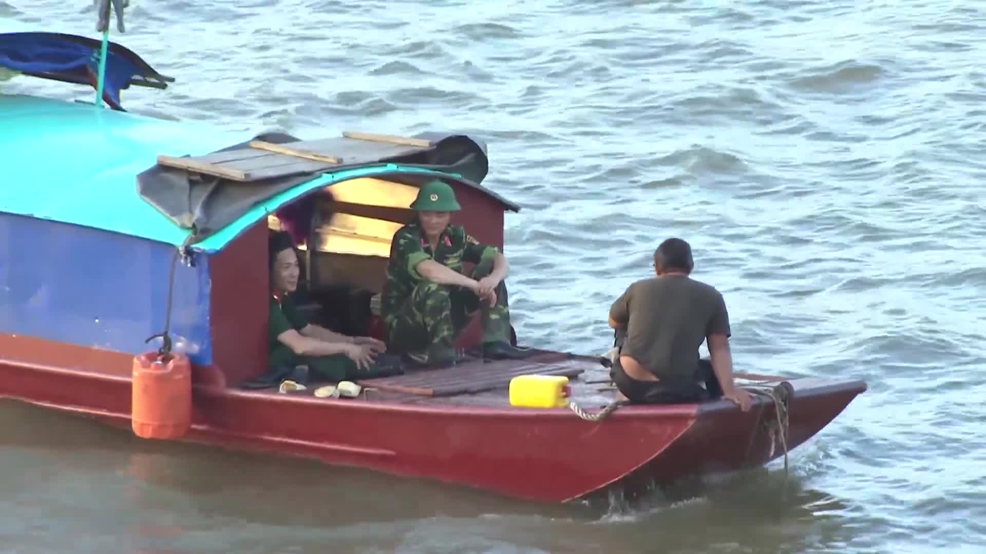 Bộ đội trục vớt bom gần chân cầu Long Biên