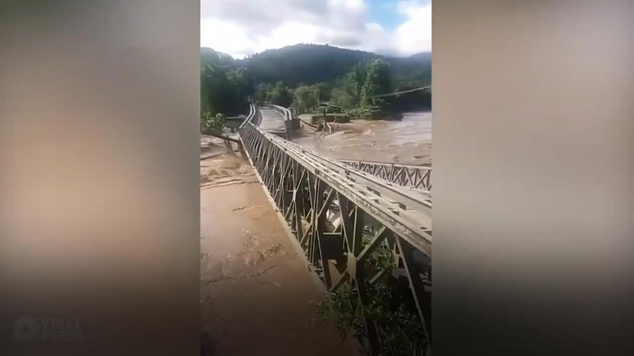Khoảnh khắc cây cầu bị nước lũ phá hủy