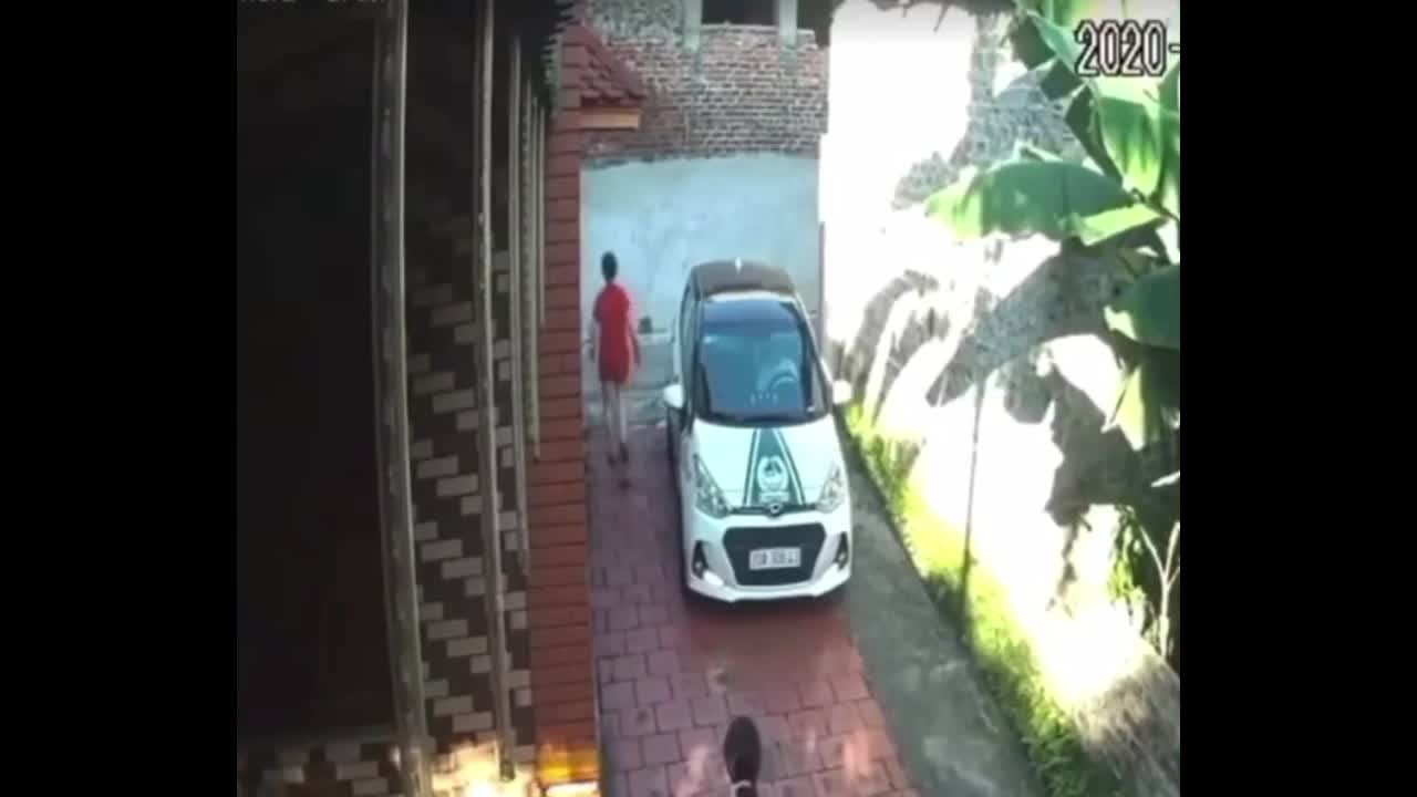 Loay hoay lùi xe trong ngõ, nữ tài xế làm bung cản trước ô tô