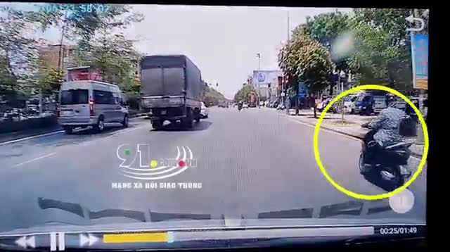 Vô tư vượt đèn đỏ, người phụ nữ bị xe tải kéo lê trên đường