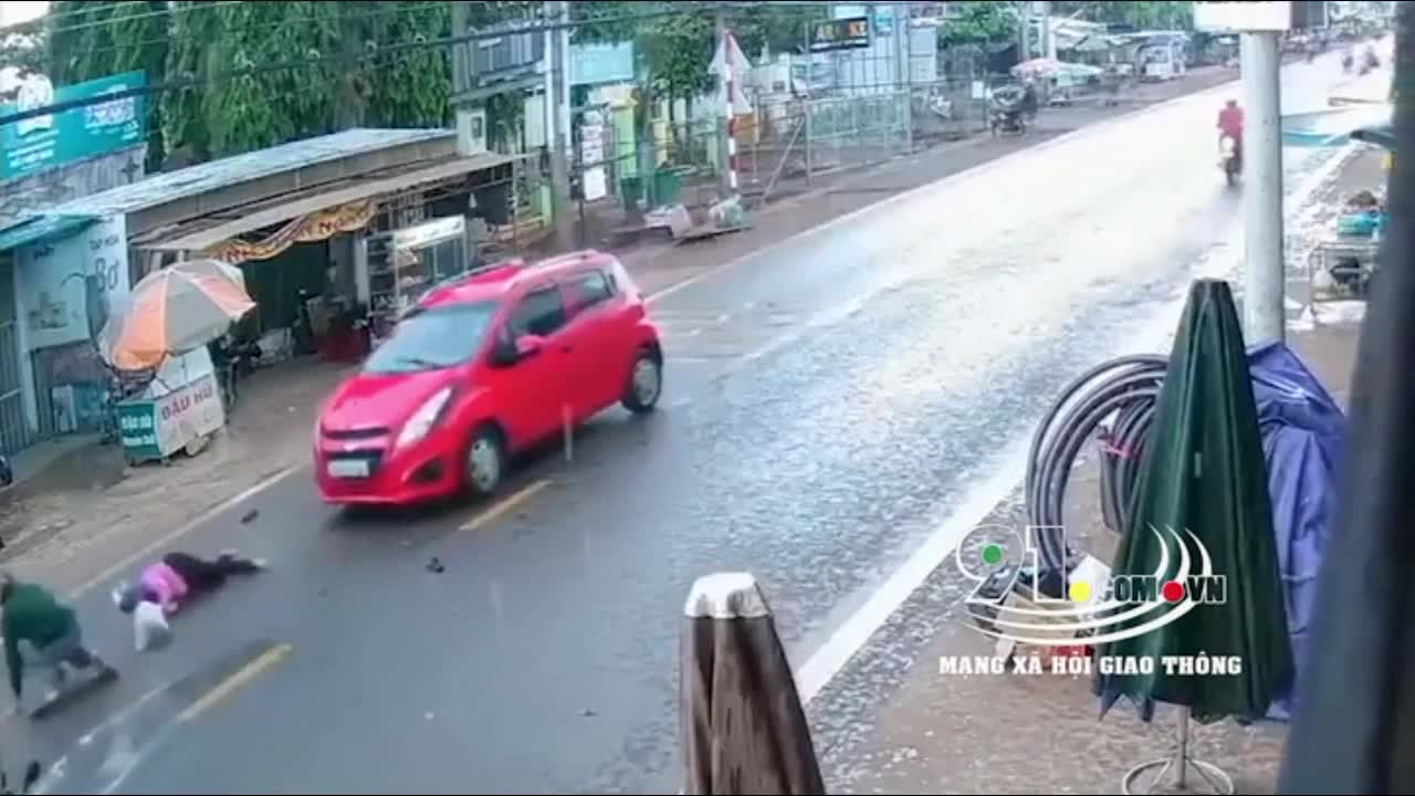 Clip: Đang xi nhan sang đường, 2 người đi xe máy bị nữ tài xế tông văng lên nóc capo