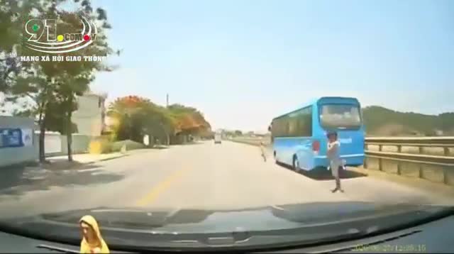 Clip: Tài xế đánh lái xuất thần, cứu bé gái bất ngờ băng qua đường