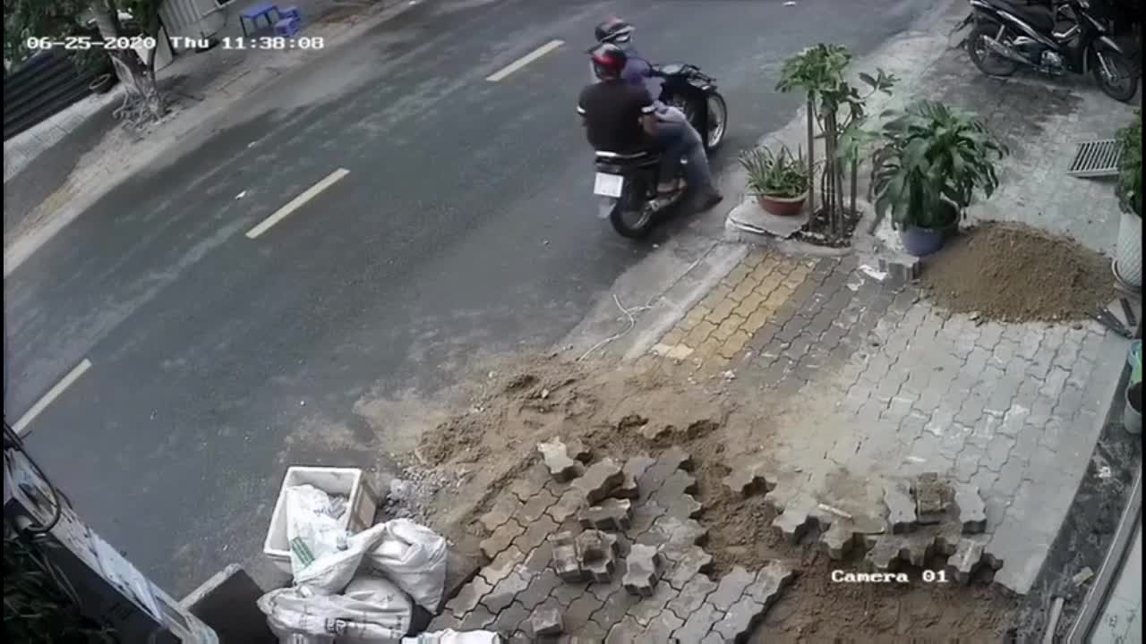 Màn trộm xe máy táo tợn ngay trước mặt người dân chỉ trong vòng 15 giây