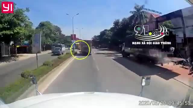 Clip: Tài xế xe tải đánh lái xuất thần, cứu sống 4 người ngã trước đầu xe