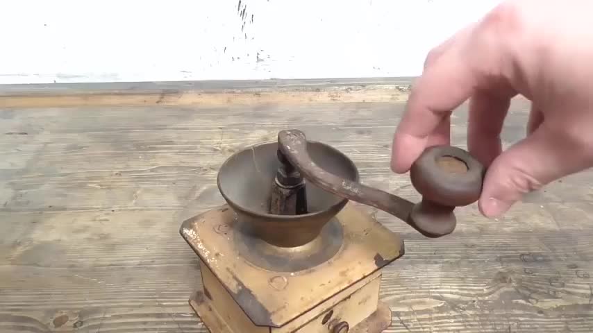 Chiêm ngưỡng quá trình phục chế hộp nghiền cà phê cổ