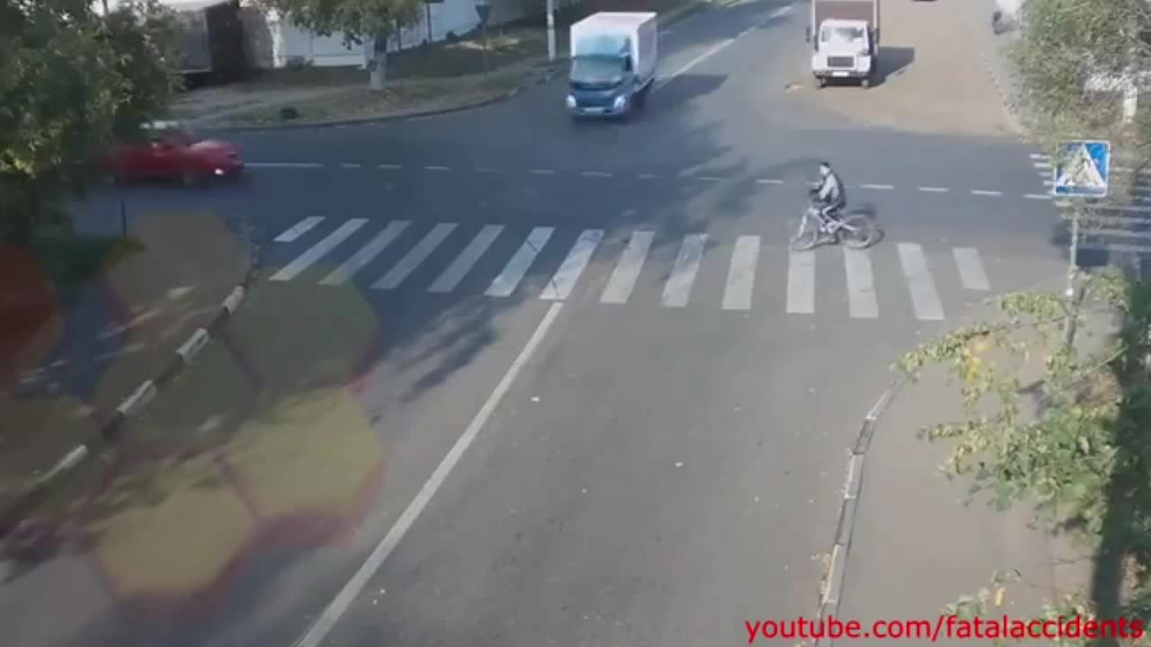 2 ô tô va chạm kinh hoàng ngay ngã tư, người đi xe đạp thoát khó tin