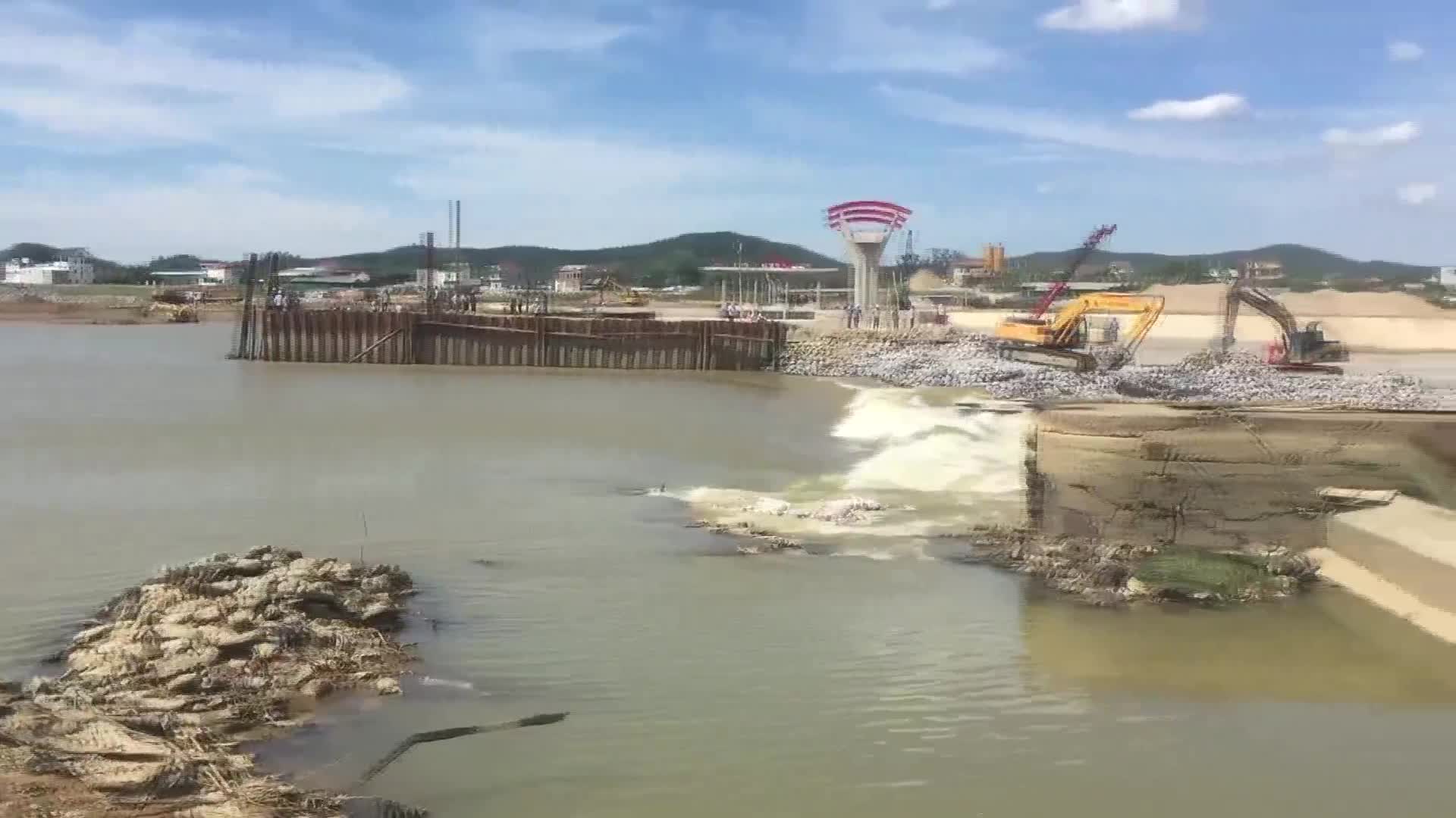 Vỡ đập tràn trên sông Lam