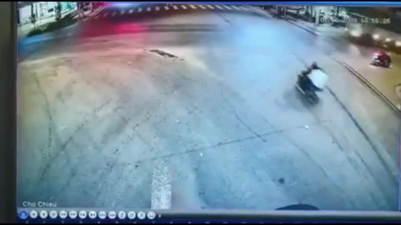 Clip: Phóng tốc độ kinh hoàng, hai thanh niên đi xe máy lao thẳng vào xe tải