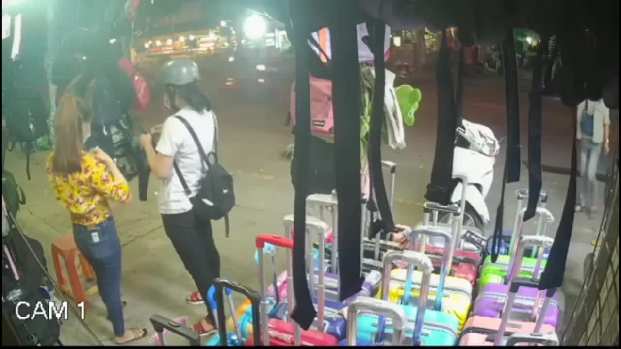 Mải mua đồ, cô gái bị trộm cuỗm xe máy chỉ trong tích tắc