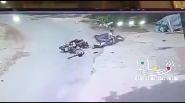 Hai xe máy đấu đầu, 3 người văng xuống đường sau cú tông kinh hoàng