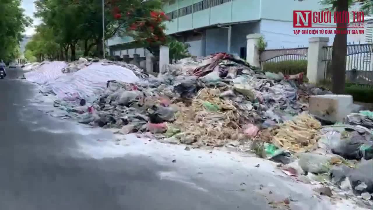 Hãi hùng đoạn đường ngập rác thải