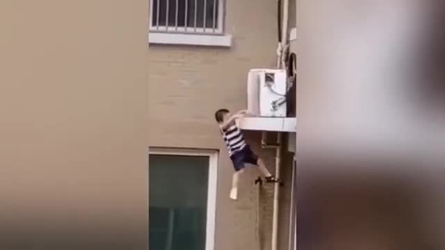 Người đàn ông dùng tay không cứu sống bé trai rơi khỏi tòa nhà chung cư