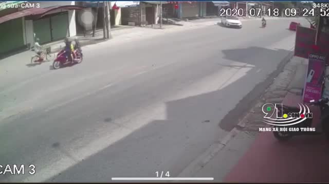 Tài xế phanh cháy lốp cứu sống người đi xe máy ngã xuống đường sau va chạm