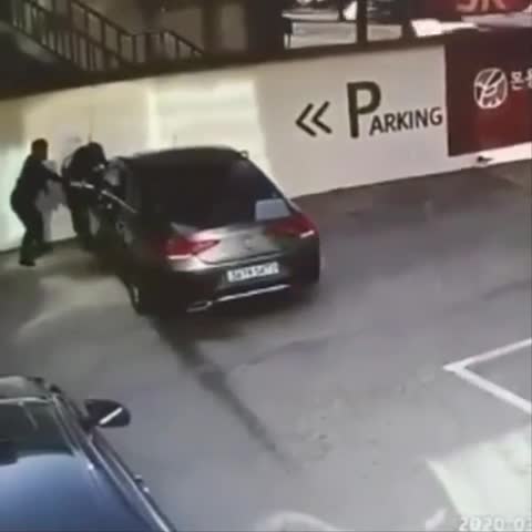 Thử xe ô tô, nữ tài xế húc nhân viên đại lý dính vào tường
