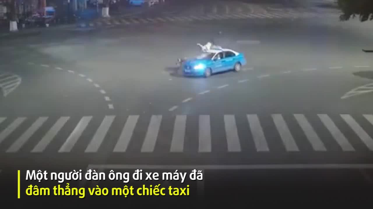 Người đàn ông ngã văng lên nóc xe taxi sau va chạm mạnh