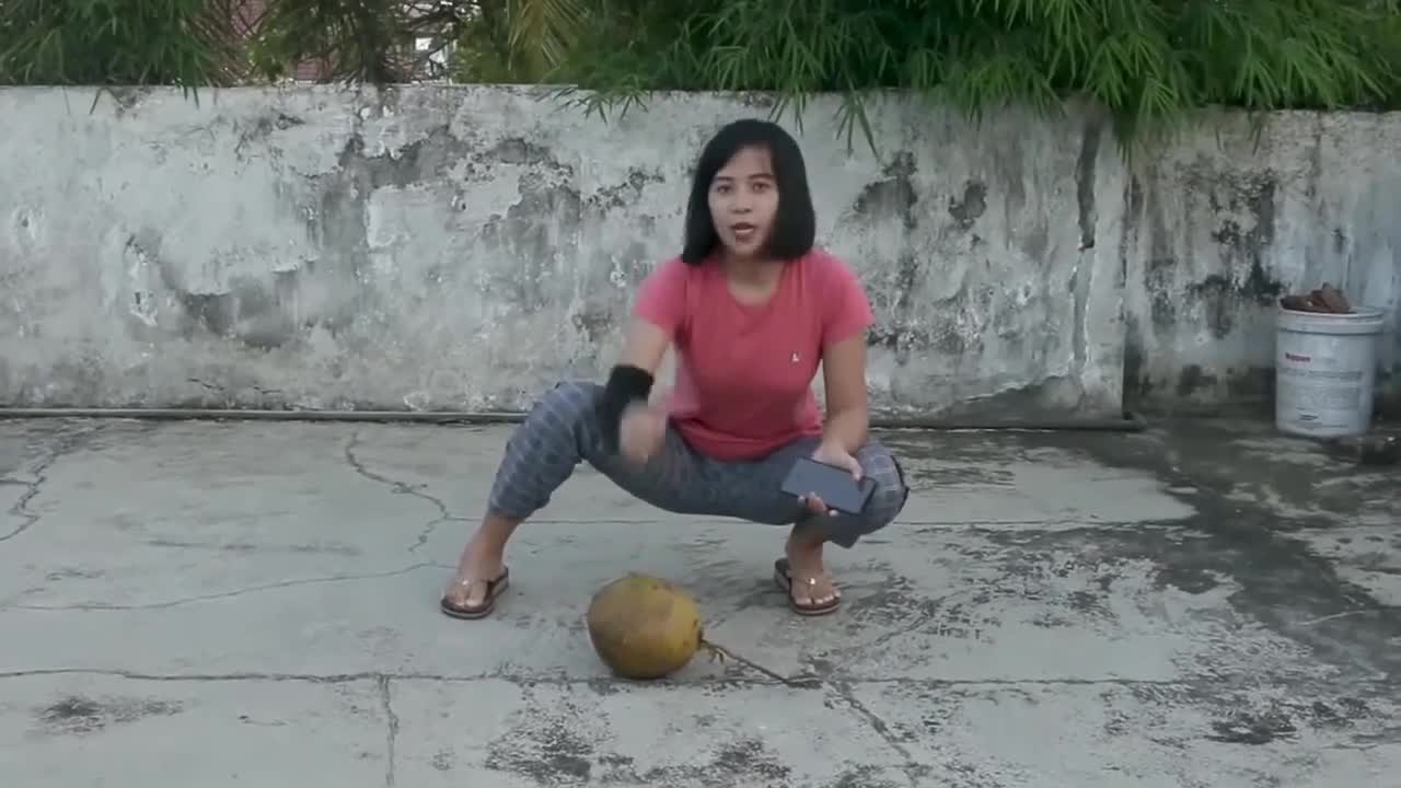 Clip: Cô gái dùng tay không đập nát một quả dừa khiến nhiều người kinh ngạc