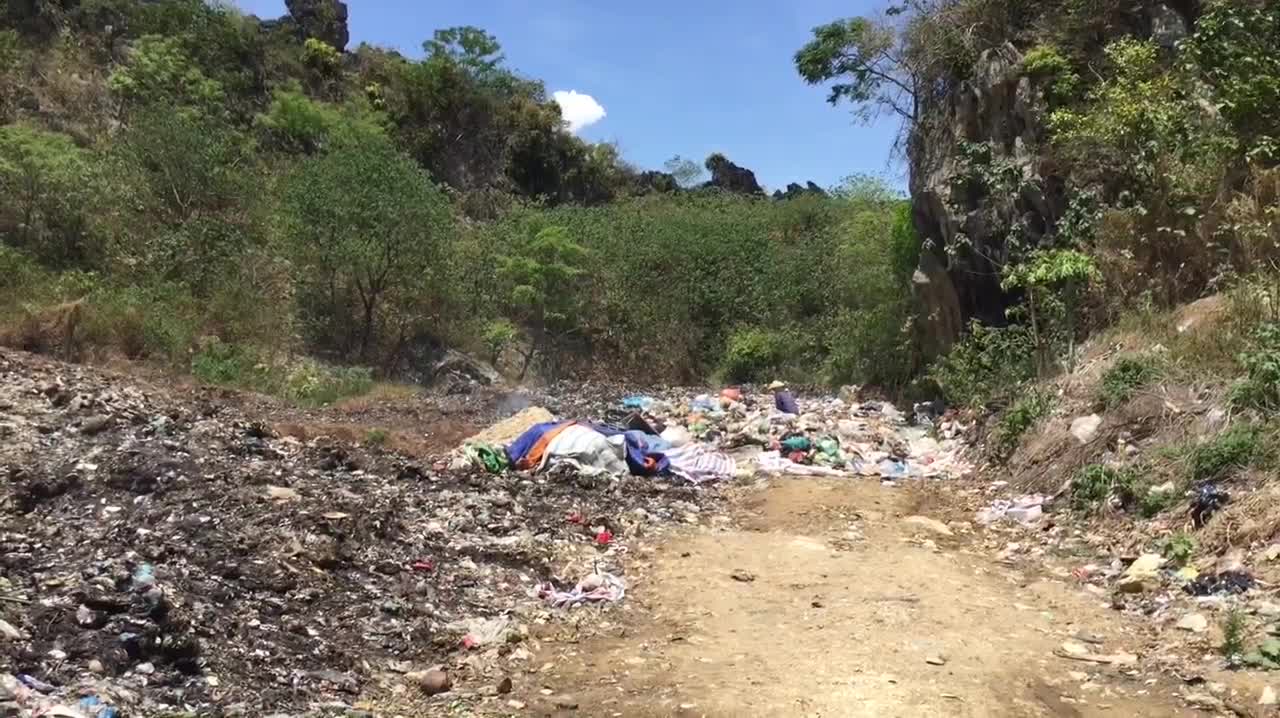 Bãi tập kết rác thải gần khu dân cư