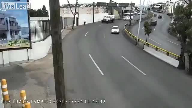 Ô tô đang chạy trên đường bất ngờ bung cửa khiến bé trai văng khỏi xe