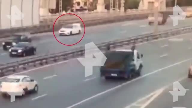 Bị bắt cóc, người đàn ông liều mình nhảy ra khỏi chiếc xe đang chạy trên cao tốc