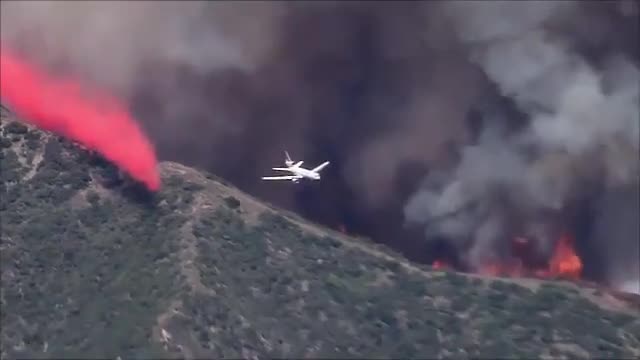 Cận cảnh quá trình giập lửa bằng máy bay ở Mỹ