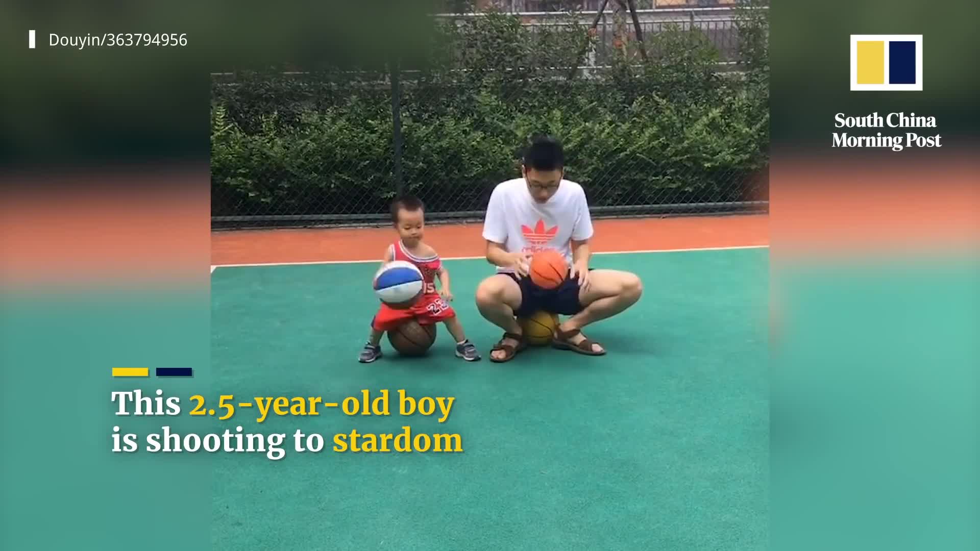 Clip: Kinh ngạc cậu bé 2,5 chơi bóng rổ cực kỳ điêu luyện