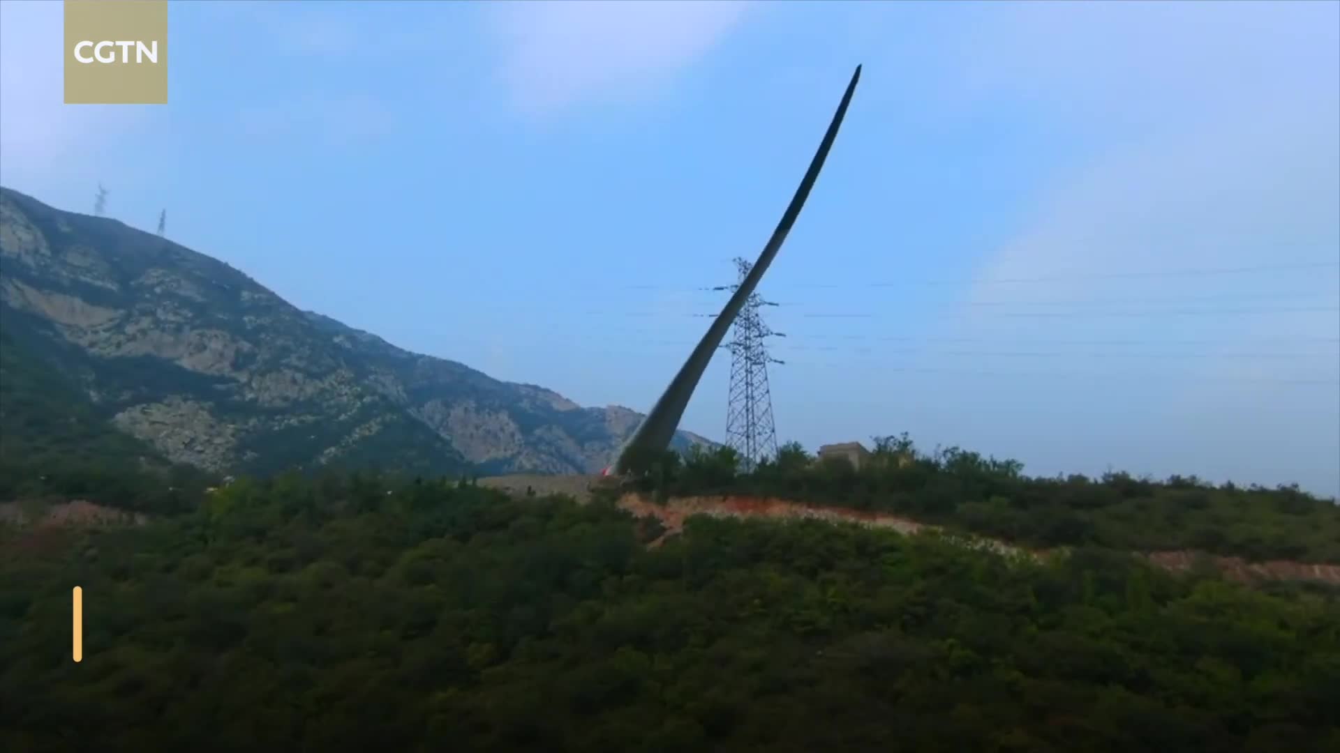 Clip: Hành trình vận chuyển cánh turbine gió dài 70m lên đỉnh núi hiểm trở