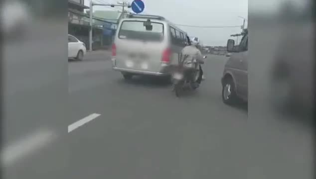 Va chạm giao thông, người đàn ông đi xe máy bị tài xế ô tô đấm liên tiếp vào mặt