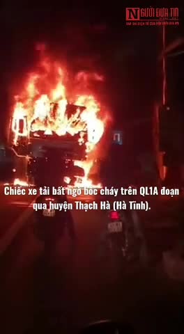 Đánh lửa sau va chạm với xe máy, xe tải bốc cháy dữ dội trên QL1A