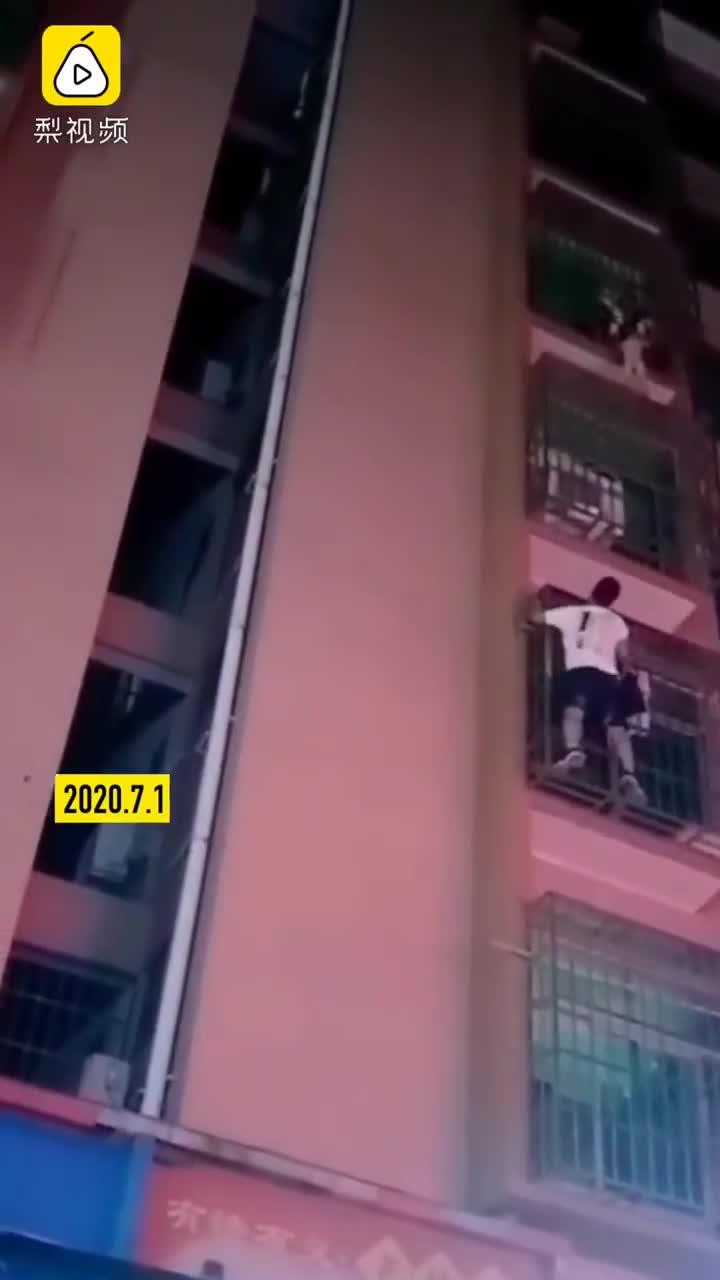 Chàng trai sợ độ cao tự mình trèo lên ban công tầng 6 để cứu bé trai sắp rơi