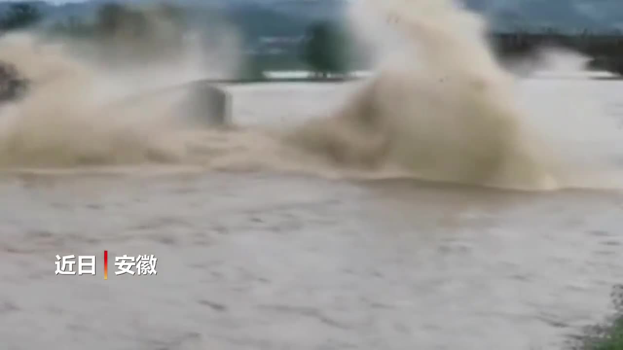 Cầu gần 500 năm tuổi ở Trung Quốc bị nước lũ hung bạo đánh sập