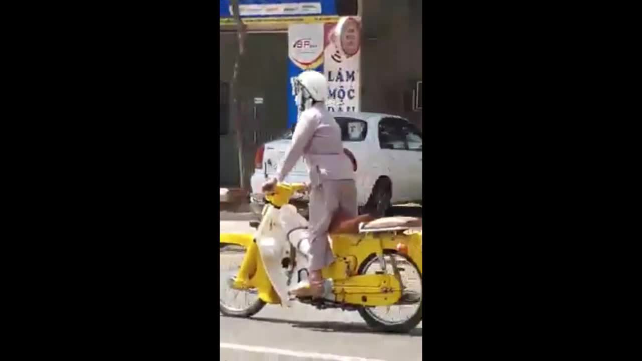 Clip: Bà ngoại vô tư làm xiếc trên xe máy khiến người đi đường hoảng hồn