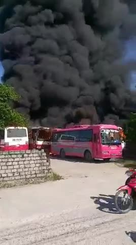Clip: Hỏa hoạn thiêu rụi 6 chiếc xe khách ở Thanh Hóa