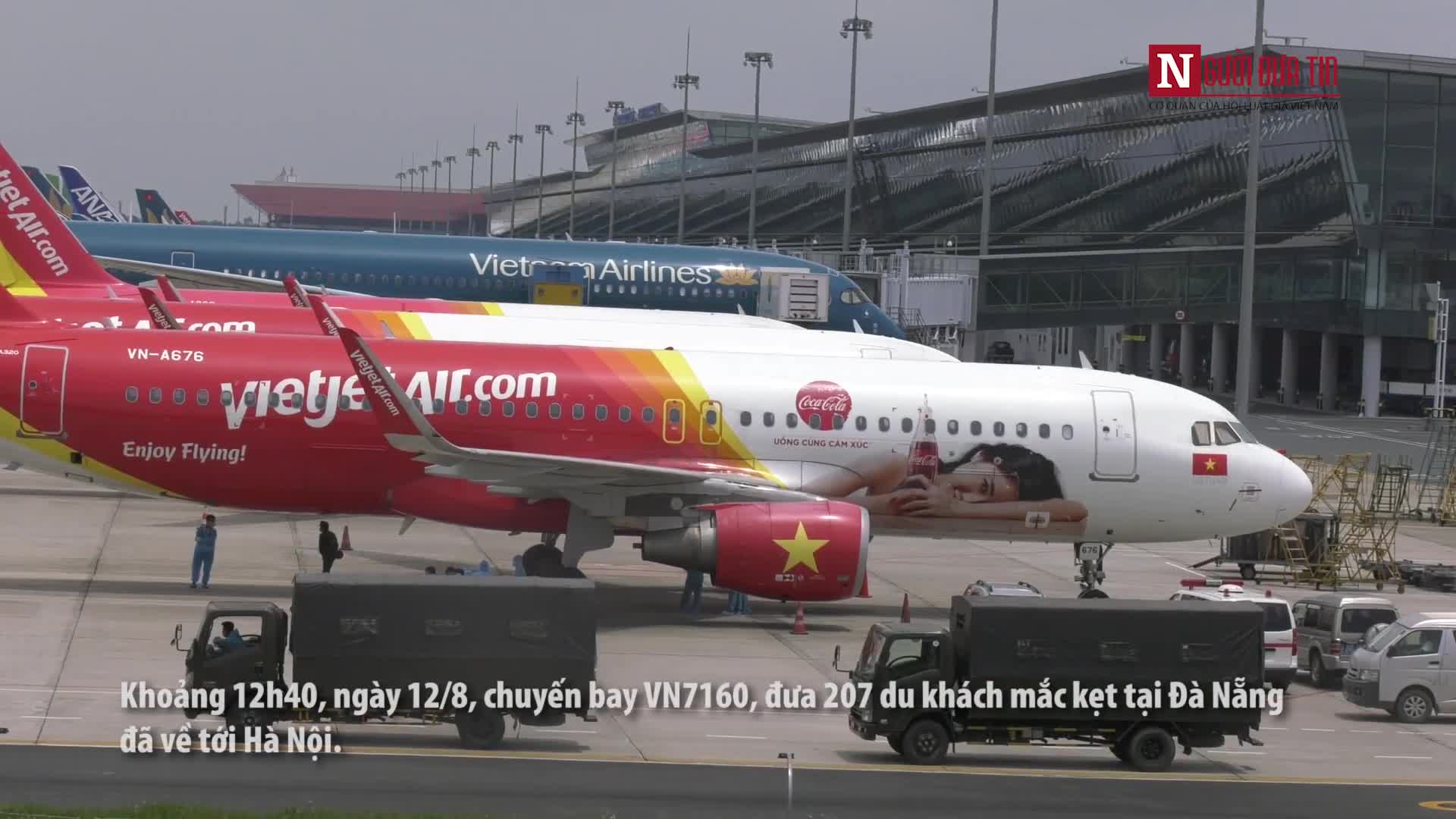 Chuyến bay đầu tiên đưa 207 du khách mắc kẹt tại Đà Nẵng về tới Hà Nội