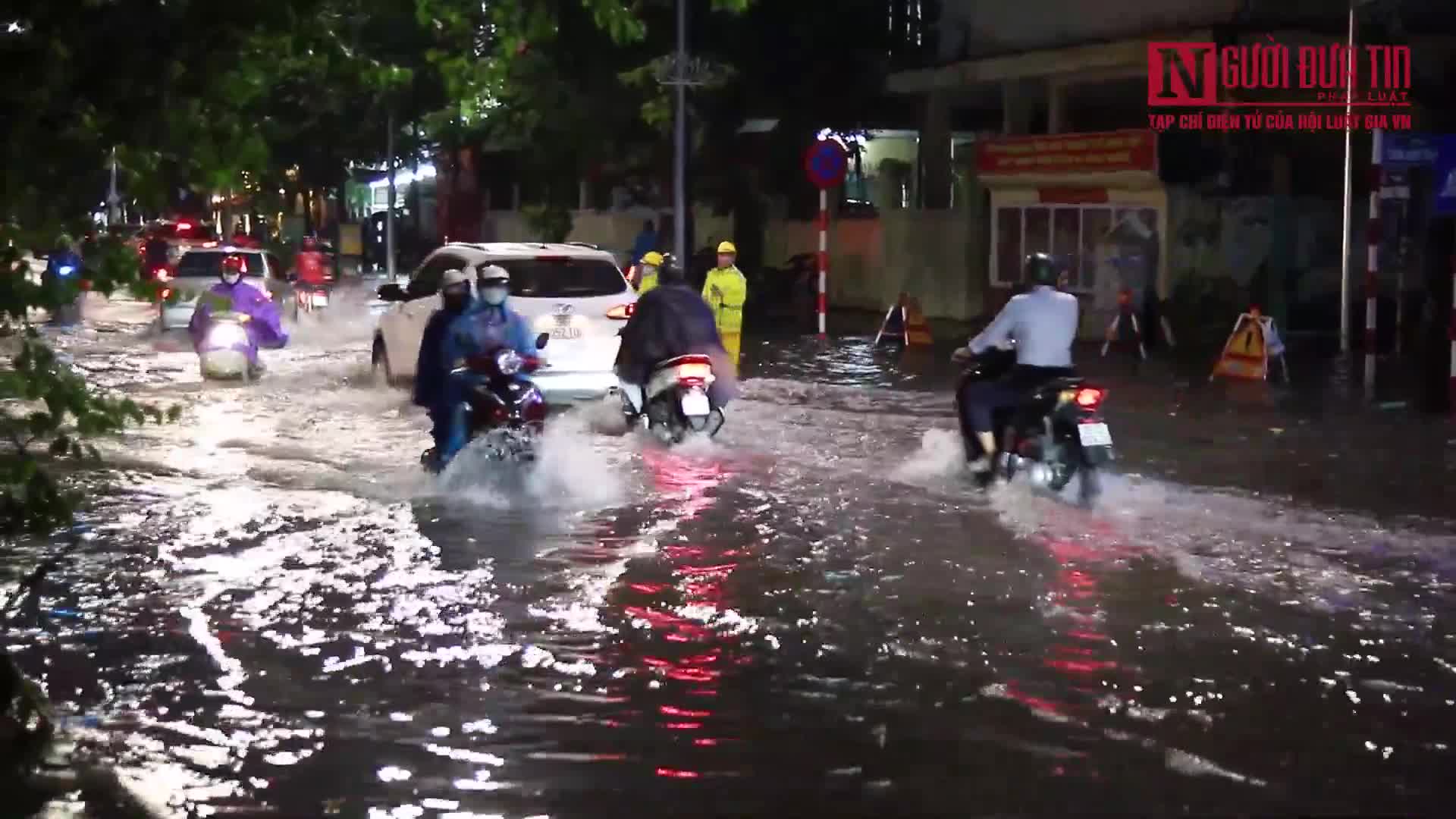 Ngập sâu nhiều tuyến đường Thủ đô sau mưa lớn