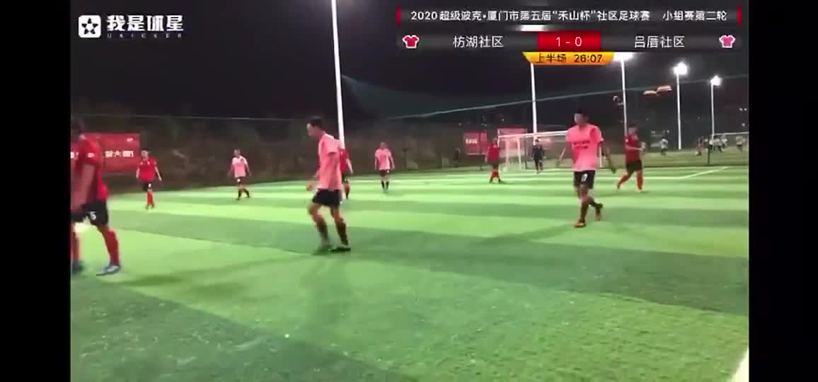 Cầu thủ Trung Quốc tức giận tát vào gáy khiến trọng tài nằm