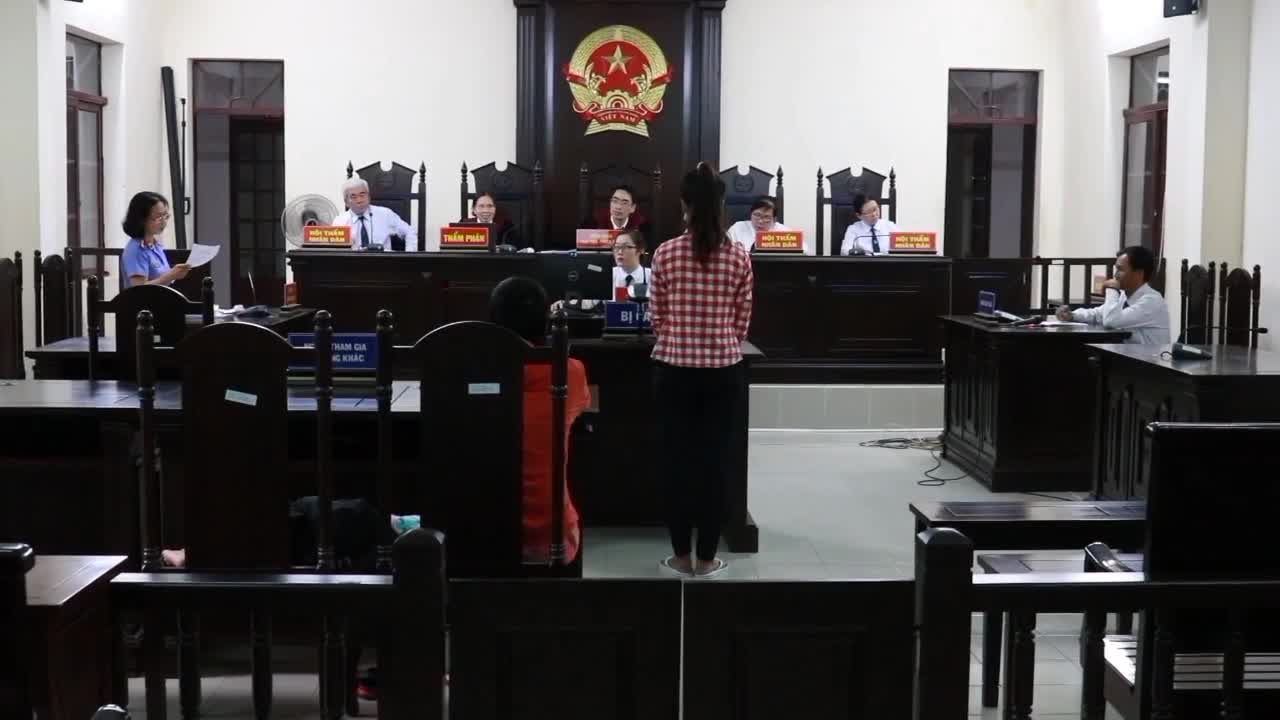 Video: Phiên tòa xét xử vụ án dì ruột đổ xăng đốt cháu ở Vũng Tàu